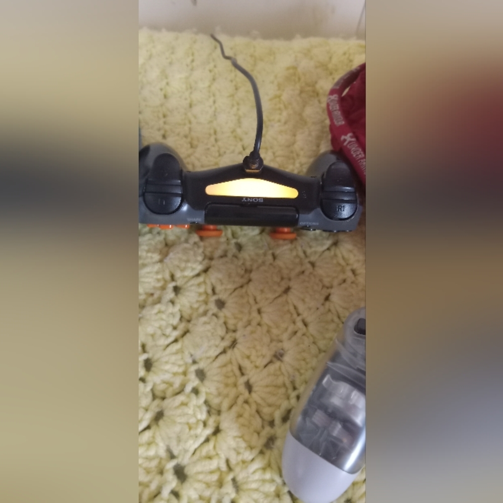 Ps4 controllers - Picture 2 of 4